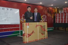 董事長(zhǎng)為一等獎(jiǎng)得主頒獎(jiǎng)